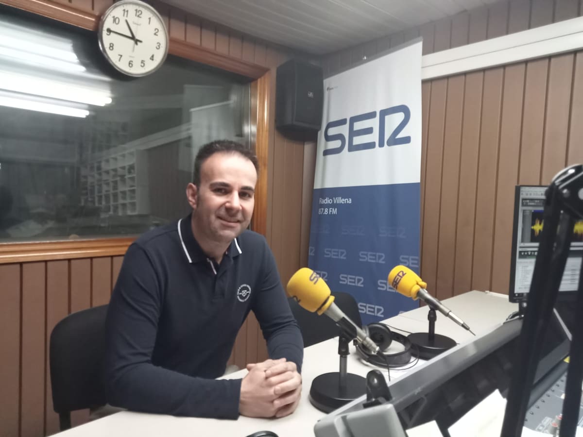 El concejal de limpieza defiende los cubre contenedores de madera plástica como una solución visual y limpia en la zona centro