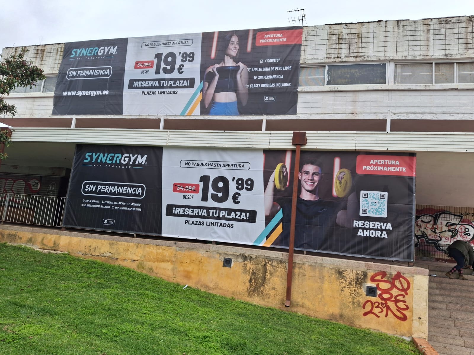 Cartel anunciador del futuro gimnasio que abrirá en el antiguo cine Almirante del Parque Figueroa. Córdoba