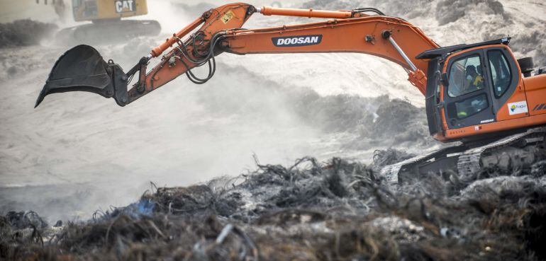 Varias excavadoras trabajan en el vertedero de neumáticos de Seseña el pasado día 4 de junio