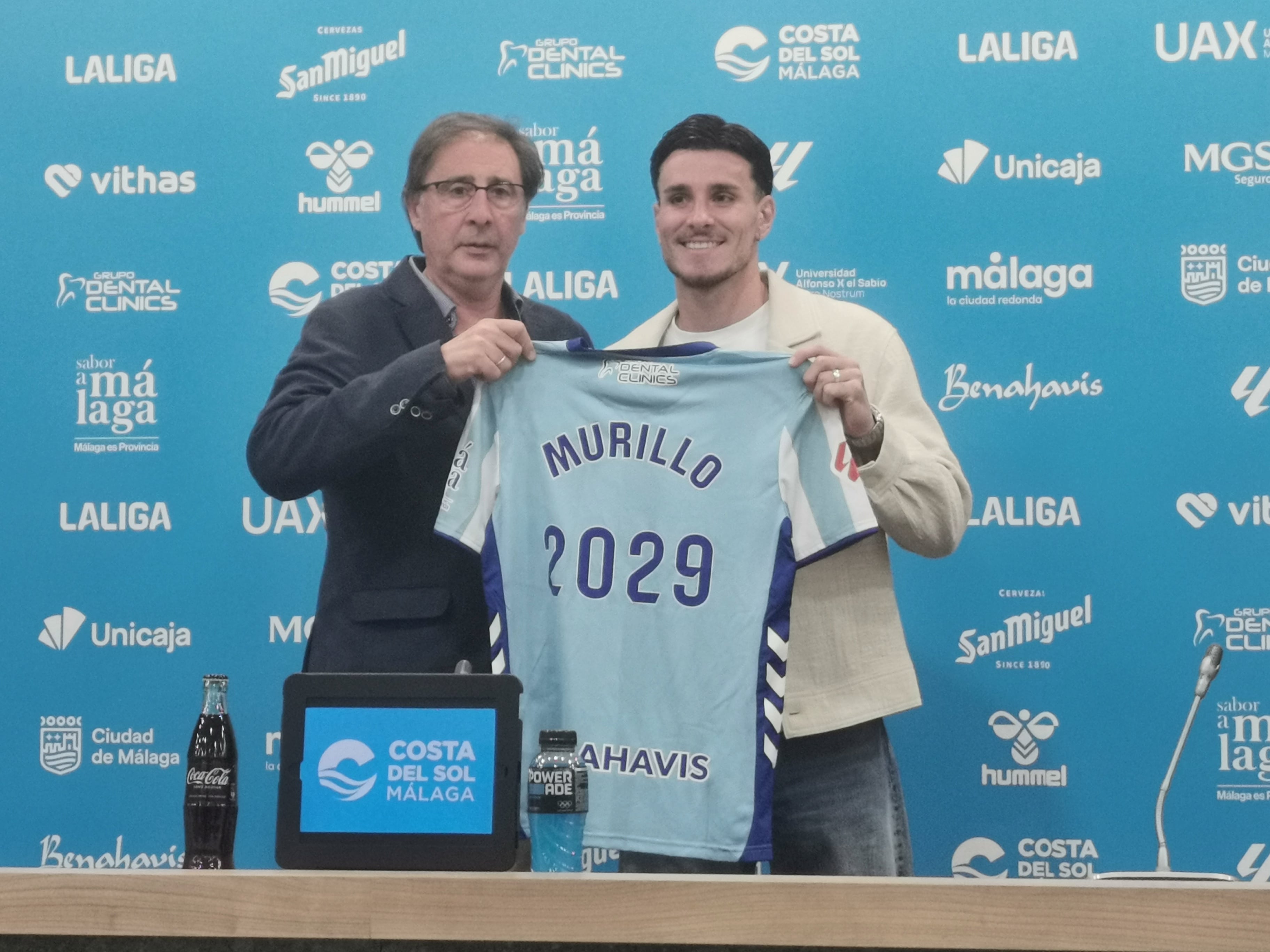 Murillo, a la derecha, junto al director deportivo del Málaga Loren Juarros