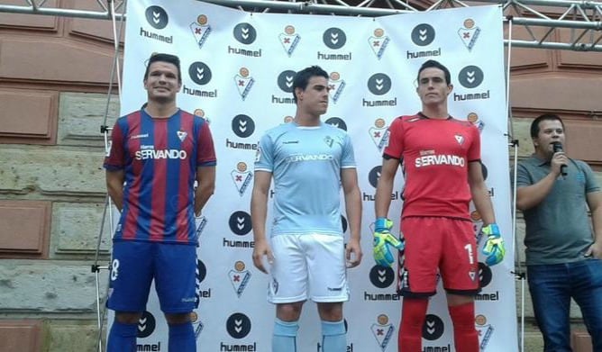 Jon Errasti, Dani García y Jaime Jiménez lucen la histórica camiseta de primera división