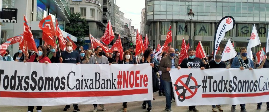 Trabajadores de CaixaBank se concentran en Los Cantones en protesta por el ERE presentado por la entidad financiera