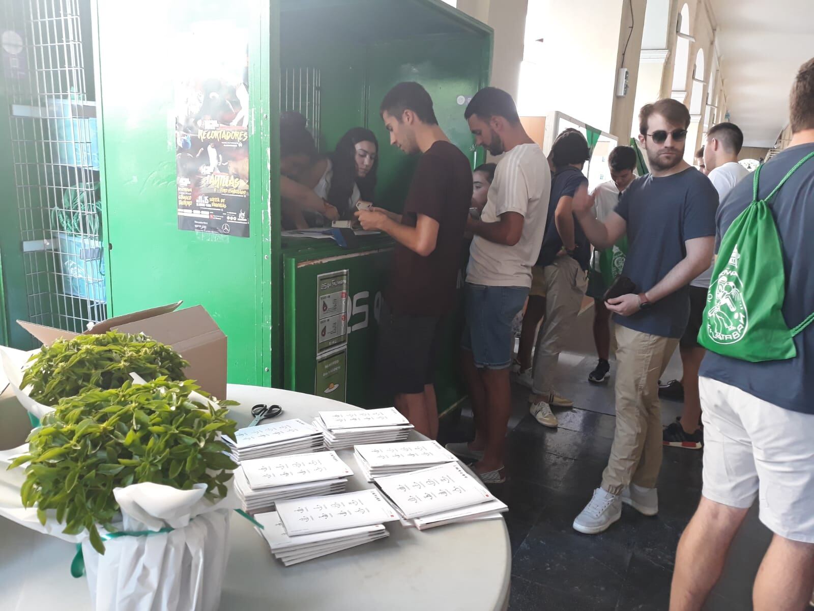 Miles de oscenses pasan por las casetas de las peñas para hacerse socios