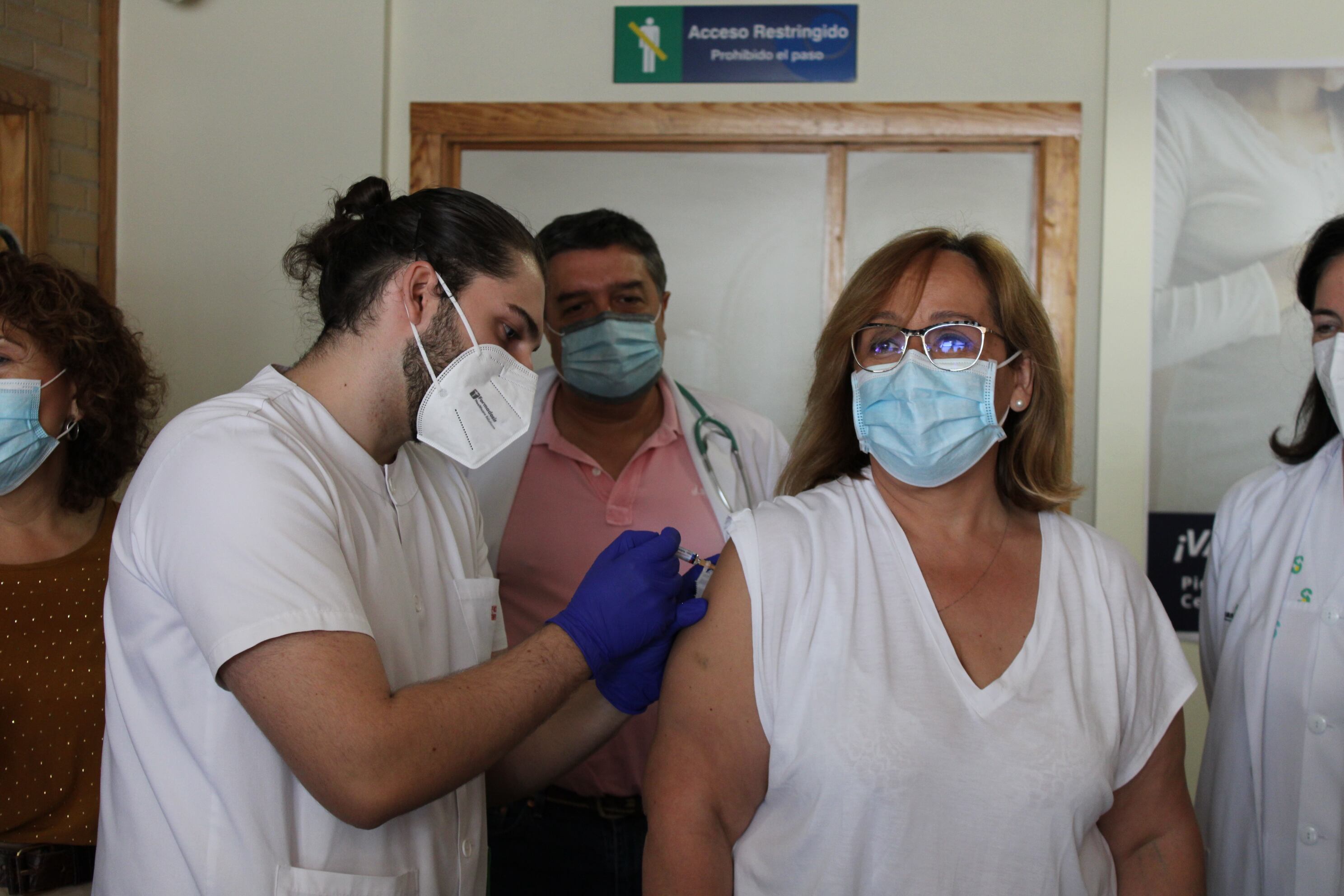 Imagen de la Delegada de la Junta en Ciudad Real, Carmen Olmedo, vacunándose contra la gripe en Miguelturra