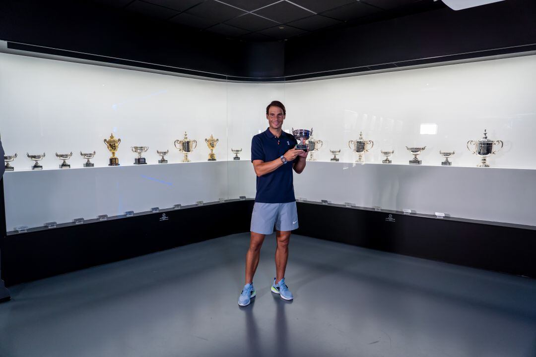 Rafa Nadal posa con todos sus trofeos en la Rafa Nadal Academy.