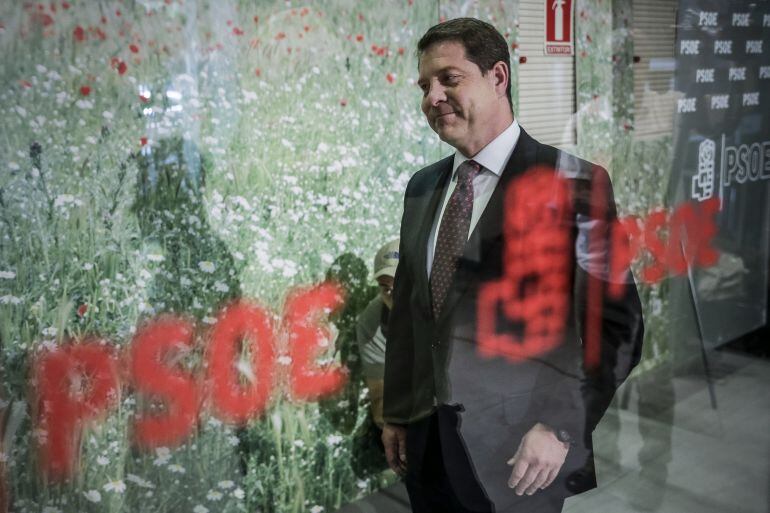 El presidente castellanomanchego, Emiliano García-Page, en la sede del PSOE en la calle Ferraz de Madrid.