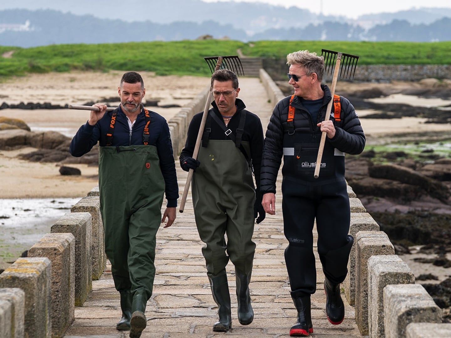 Gordon, Gino y Fred, preparados para marsicar en Cambados.