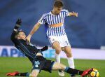 GRAF3493. SAN SEBASTIAN, 02/02/2018.- El lateral portugués del Deportivo de La Coruña Luisinho Correia (i) corta la internada de Sergio Canales, de la Real Sociedad, durante el partido de Liga en Primera División disputado esta noche en el estadio de Anoeta, en San Sebastián. EFE/Juan Herrero