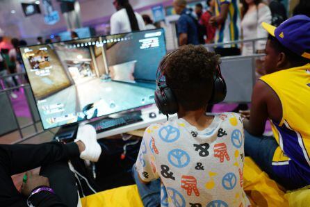 Un niño juega a un videojuego en la BET Experience Fan Fest que se celebra este fin de semana en Los Ángeles.