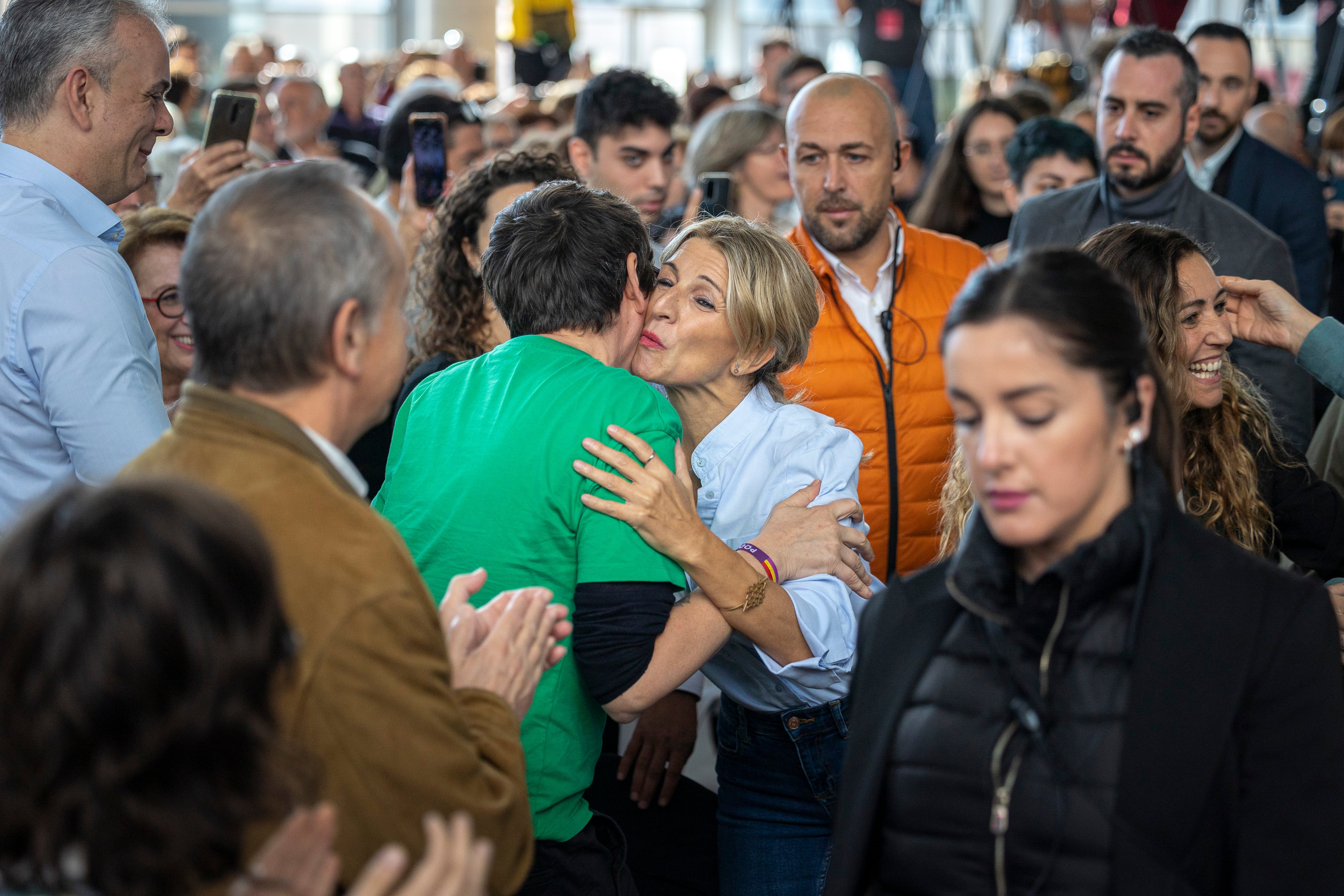 La vicepresidenta segunda del Gobierno y ministra de Trabajo y Economía Social, Yolanda Díaz (c), protagoniza un acto público de la Plataforma Sumar en Valencia, este sábado, en Paterna.