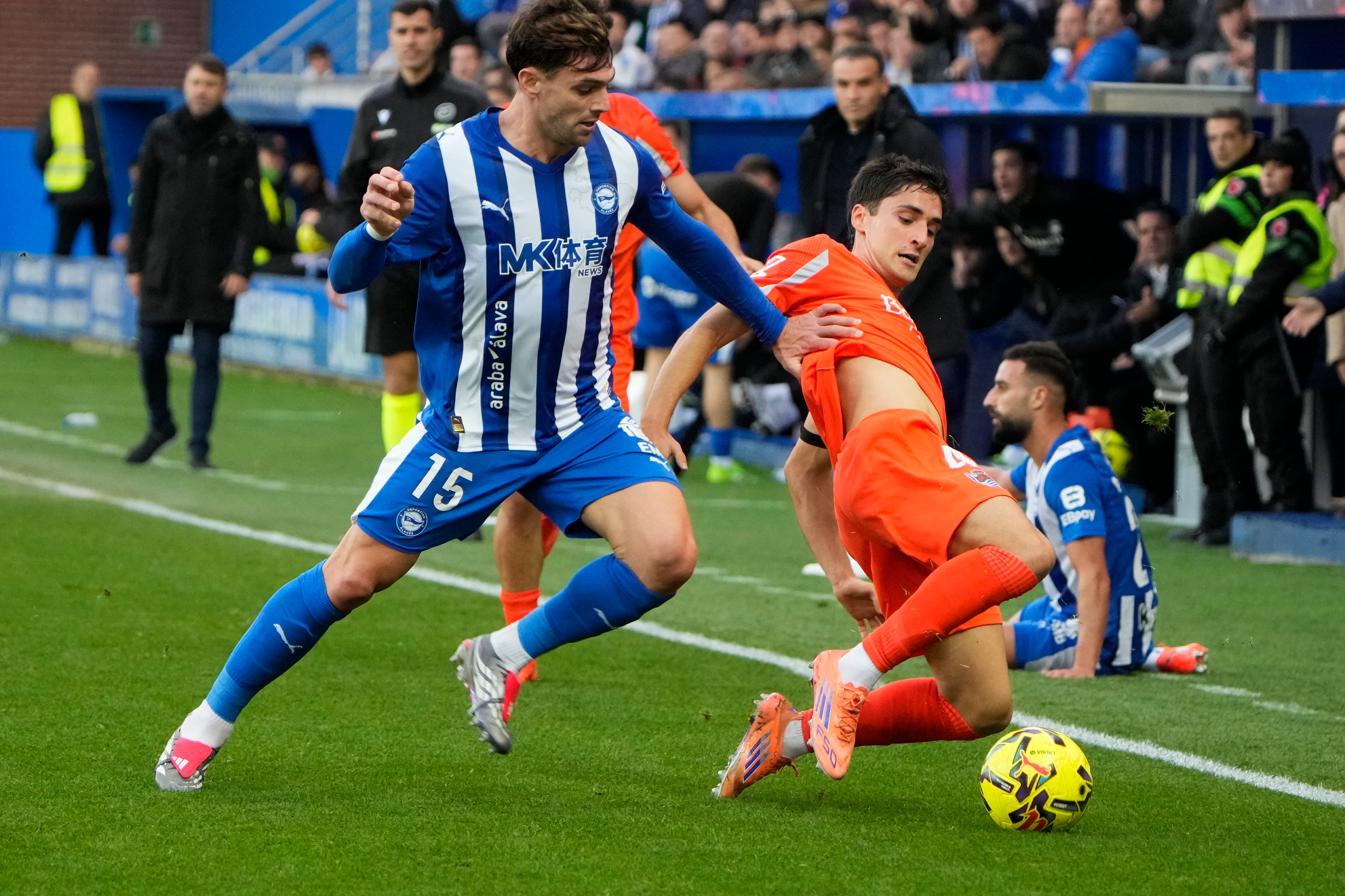 VITORIA-GASTEIZ, 06/12/2025.-Jon Gorrotxategi, de la Real Sociedad y Lucas Boyé, del Alavés, durante el partido de la jornada 13 de LaLiga EA Sports entre el Alavés y la Real Sociedad, este sábado en el estadio de Mendizorroza en Vitoria. EFE/ Adrián Ruiz Hierro

