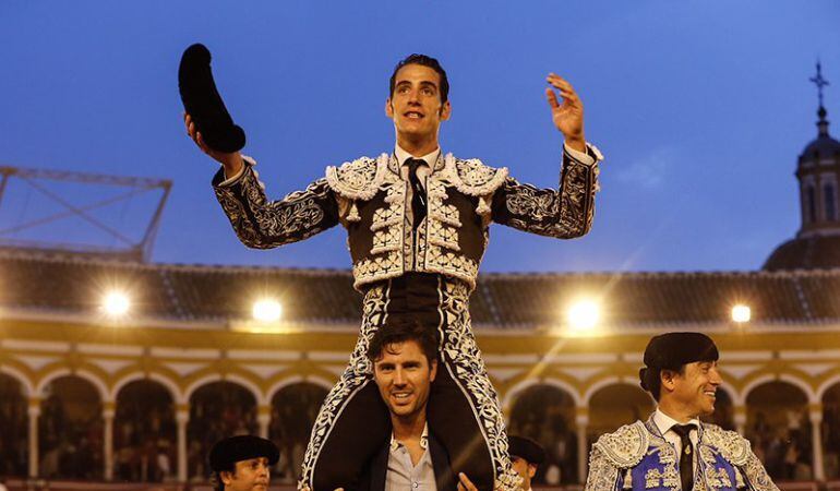 Pepe Moral saliendo a hombros de la plaza de toros de Sevilla en el último festejo de la Feria de Abril 2018