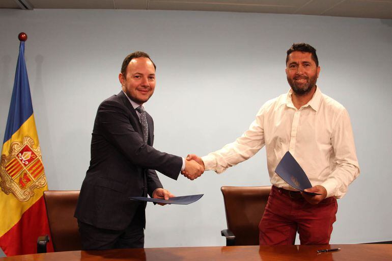 El ministre d'Afers Socials, Justícia i Interior, Xavier Espot, i el director general de Desplom, Ciro Rafael Leguizamón, després de signar el conveni de col·laboració.