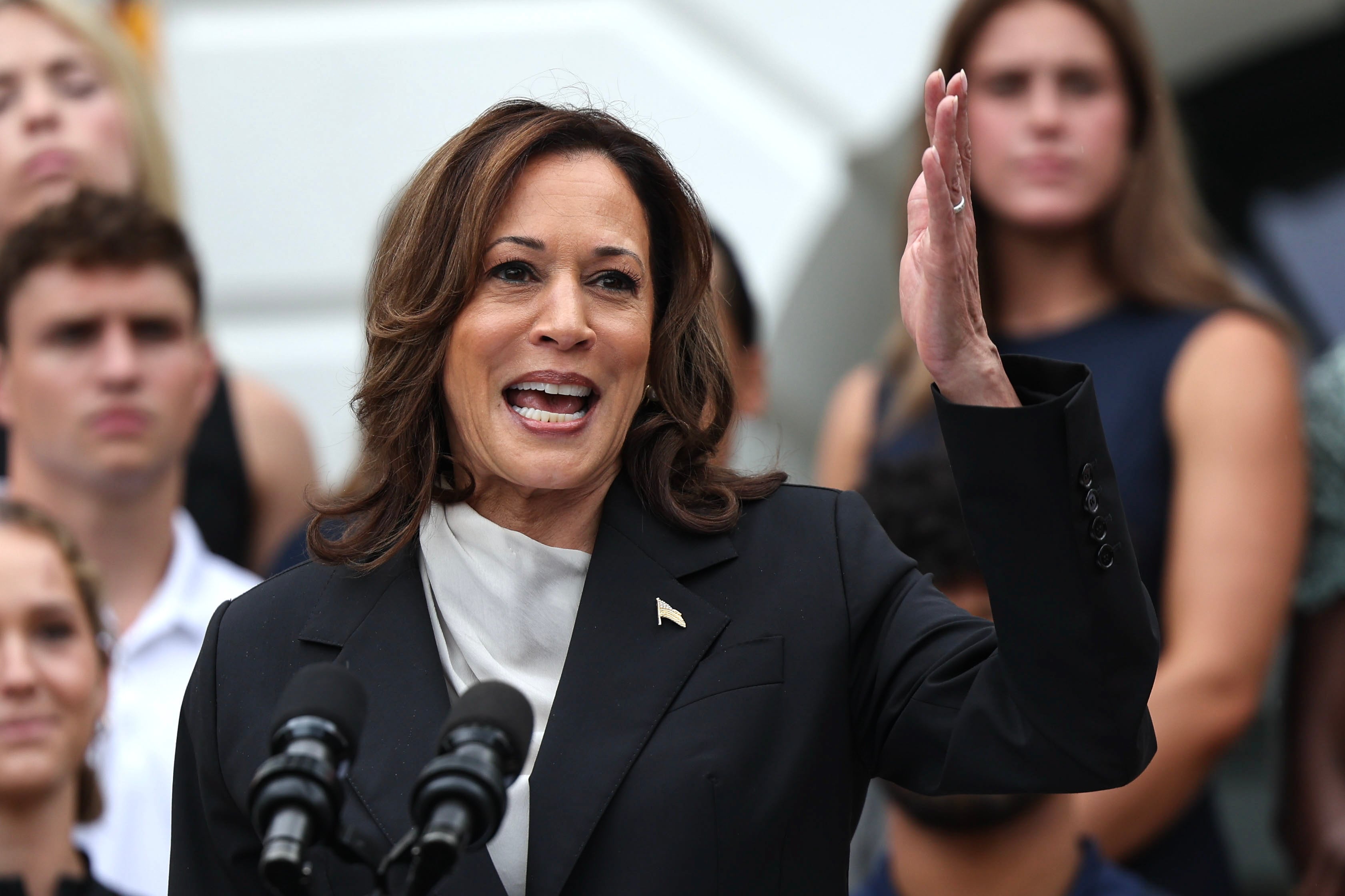 La vicepresidenta Kamala Harris durante su discurso del lunes en la Casa Blanca