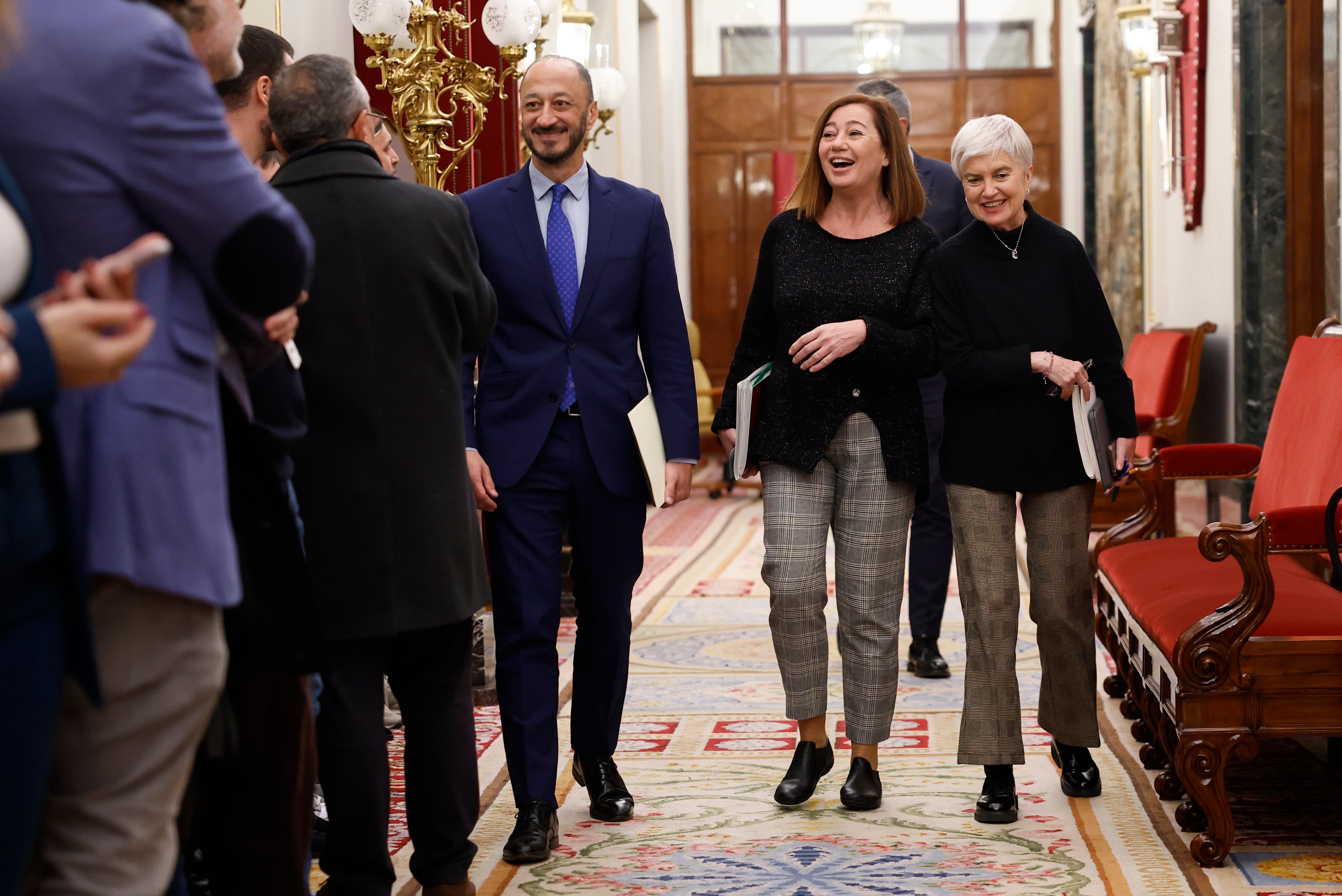 La presidenta del Congreso, Francina Armengol (c), el vicepresidente primero de la Mesa del Congreso, Alfonso Rodríguez Gómez de Celis, y la secretaria segunda, Isaura Leal (d), se dirigen a asistir a una reunión de la Mesa del Congreso de los Diputado.