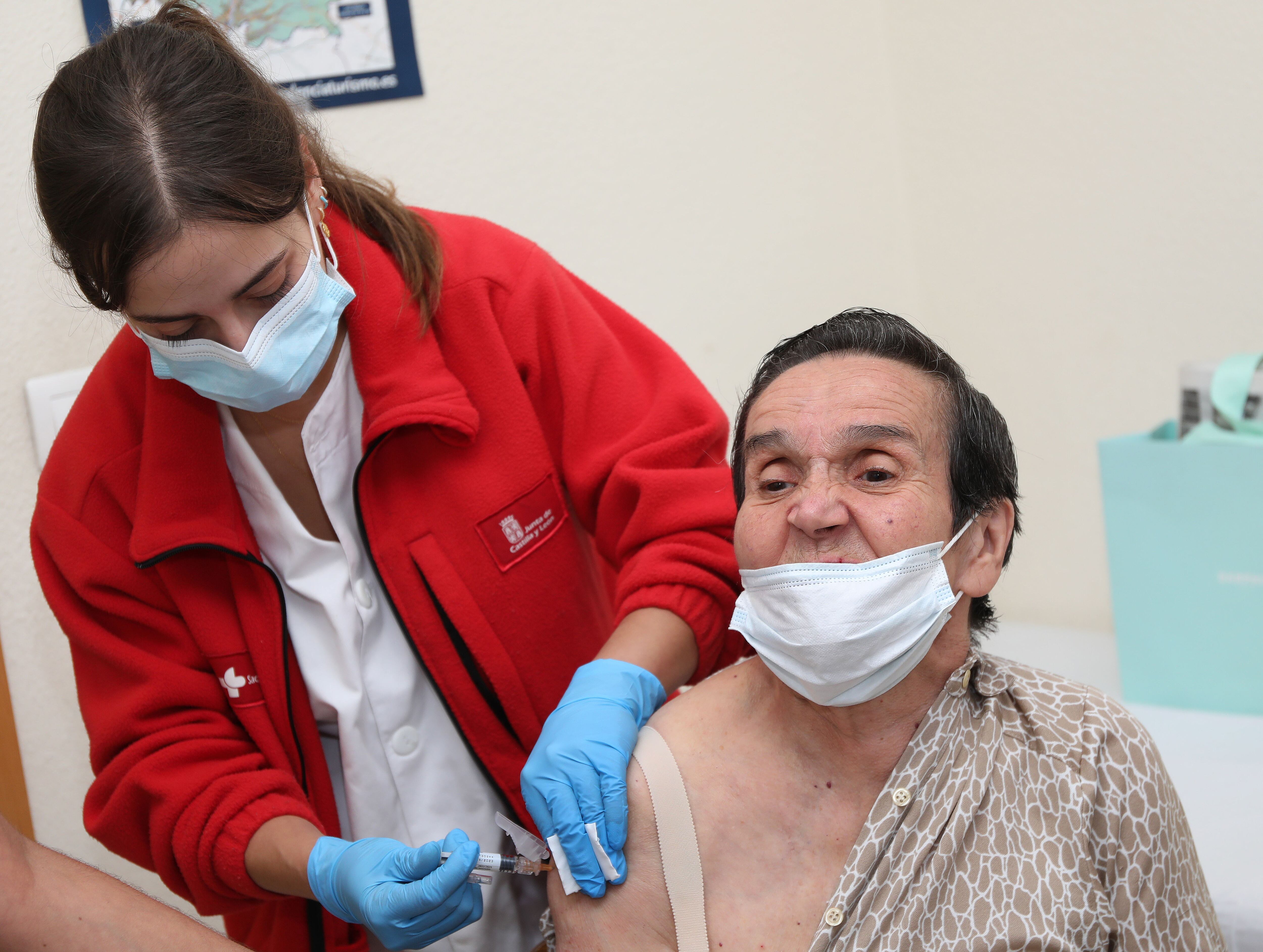 Imagen de archivo. Comienzo campaña de vacunación de la cuarta dosis de las nuevas vacunas de la COVID y de la gripe en la Residencia San José de Palencia