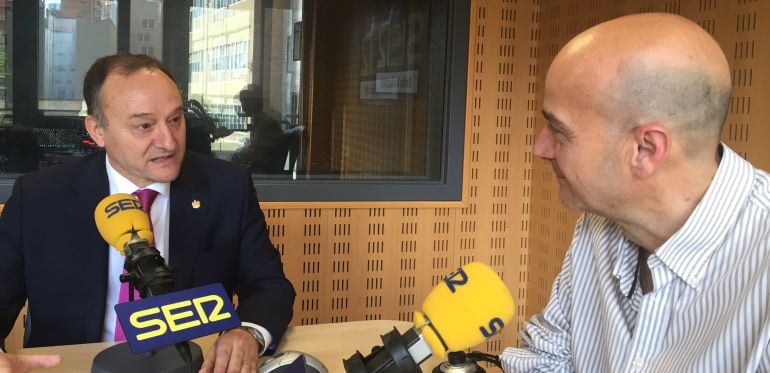 El rector de la Universidad de Valladolid, Daniel Miguel San José, en los estudios de Radio Valladolid