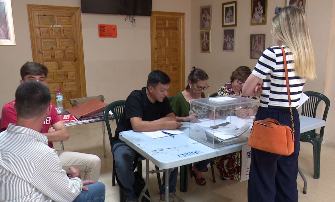 Una de las mesas electorales habilitadas en Gandia durante los comicios europeos.