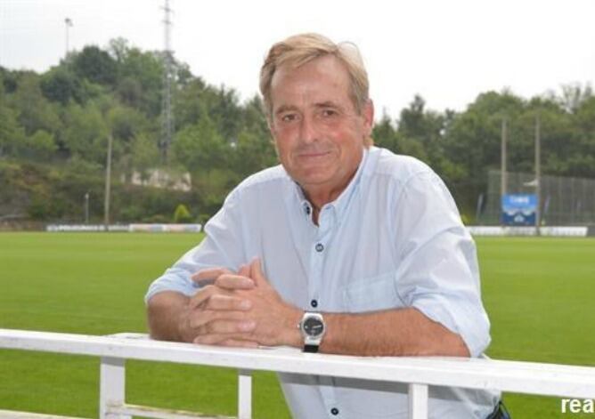 Iñaki Anza posa delante del campo principal de Zubieta.