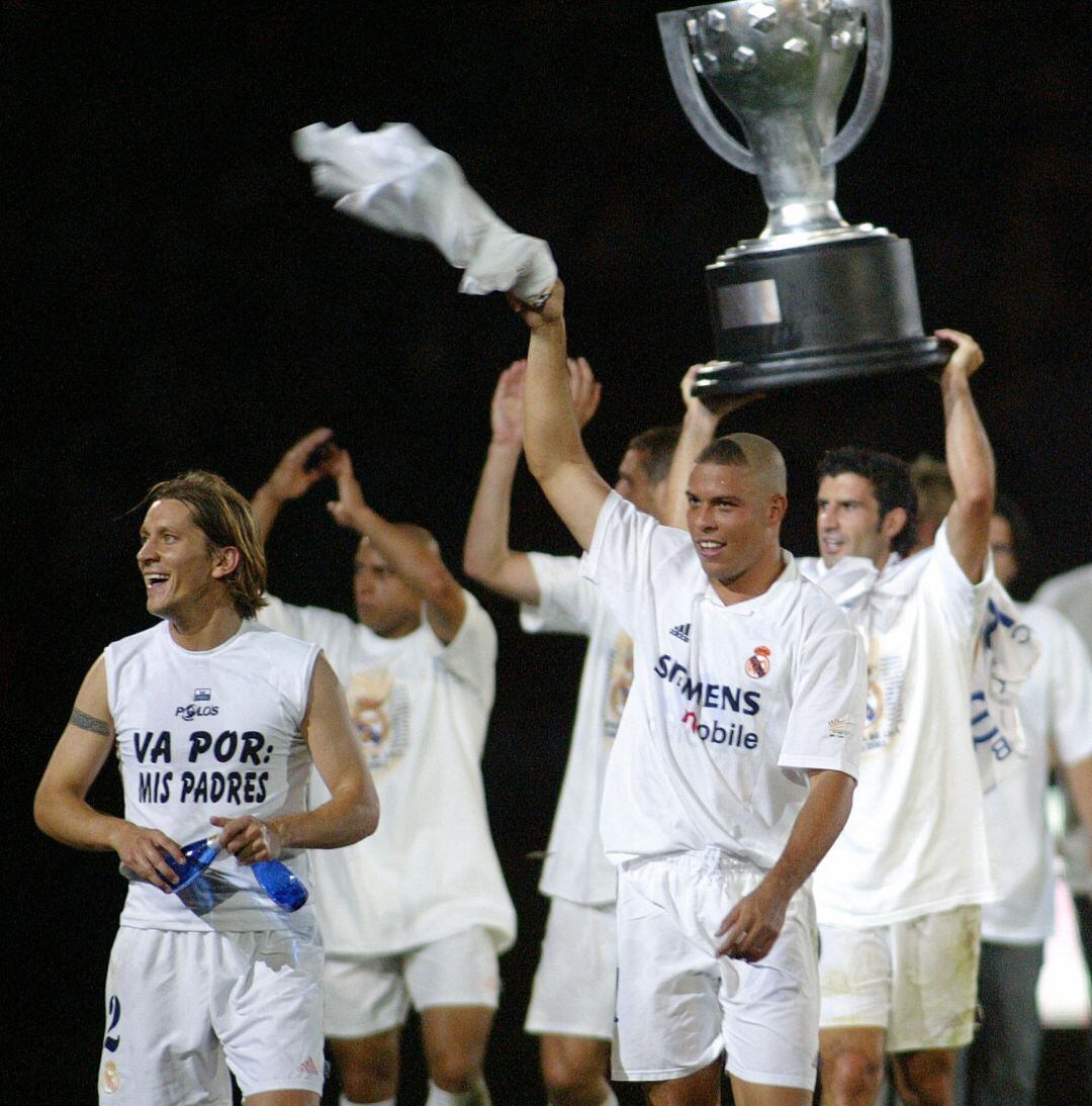 Algunos jugadores del Real Madrid celebran la liga ganada en la temporada 2002-2003