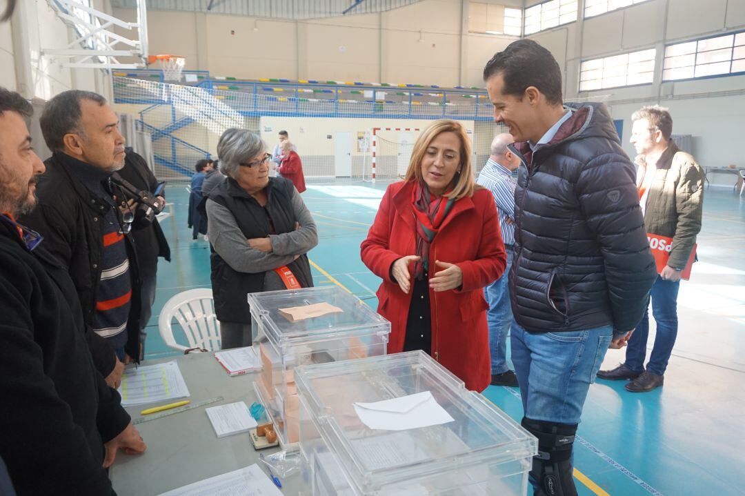 Poblador y Alfaro en el Pabellón Azul, colegio electoral