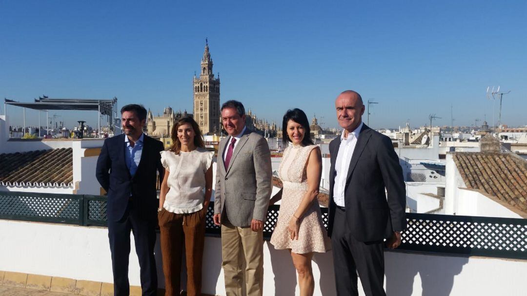 Desde la izquierda: Antonio Jiménez, Asia de Haro, Juan Espadas, Agustina Trucco y Antonio Muñoz