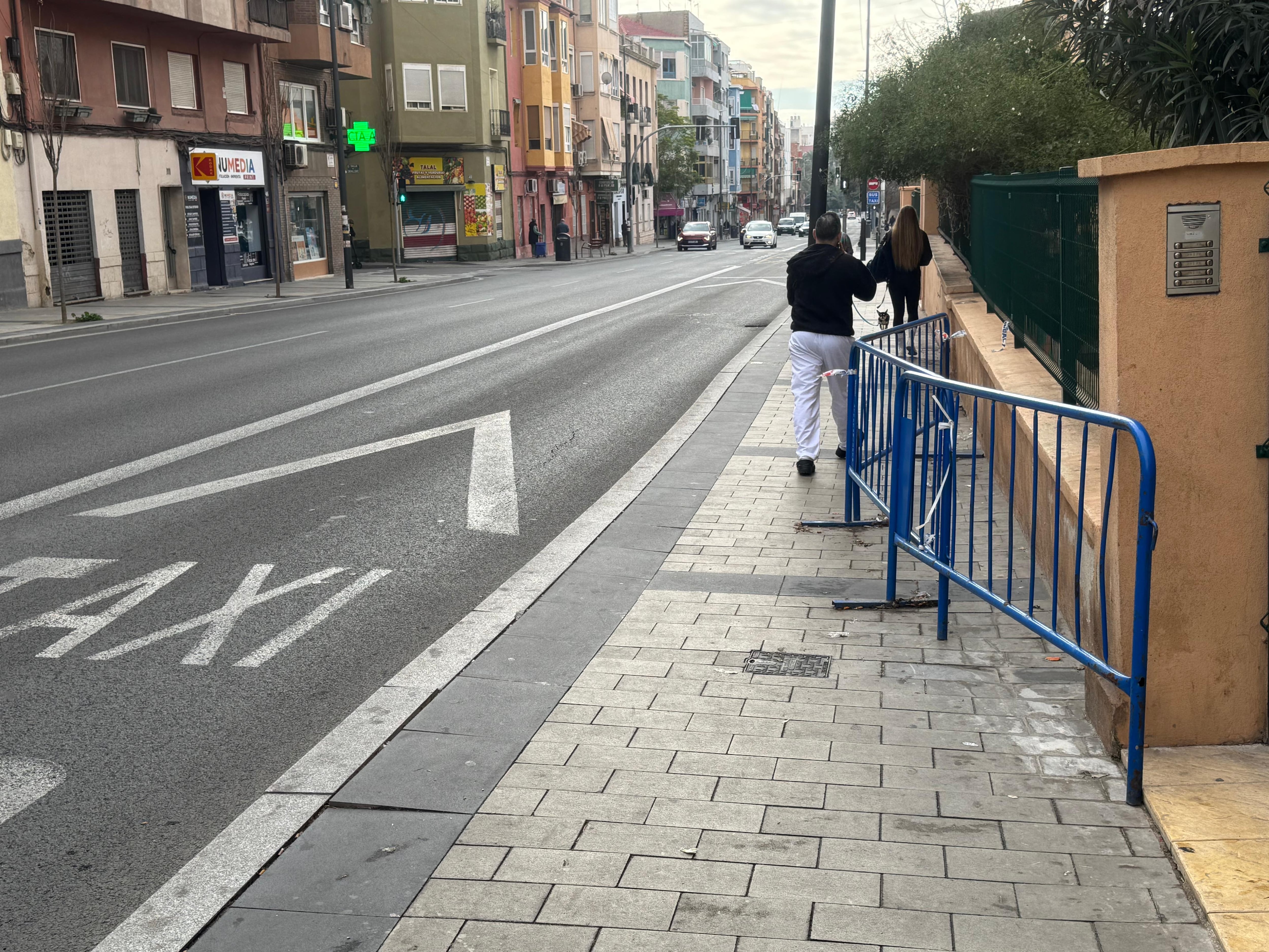 El Ayuntamiento de Alicante ha tenido que colocar vallas en varios puntos de la avenida de Jijona en la que han aparecido desperfectos solo un año después de recepcionar las obras de reurbanización