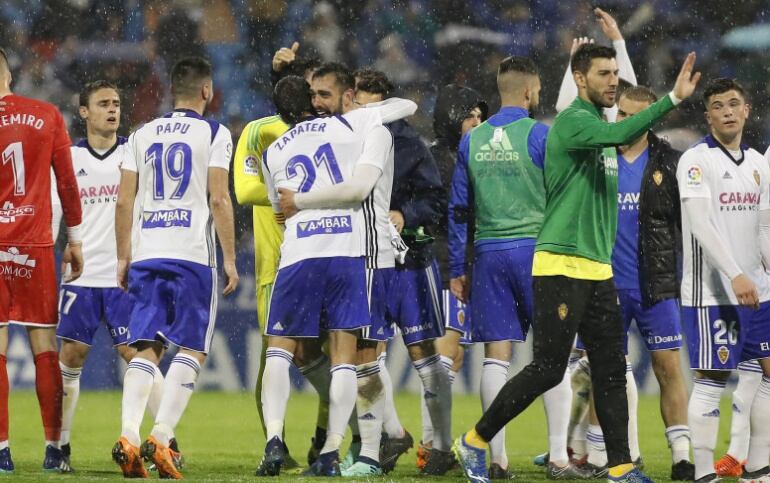 Los jugadores del Real Zaragoza celebran la victoria ante el Huesca sobre el césped de La Romareda