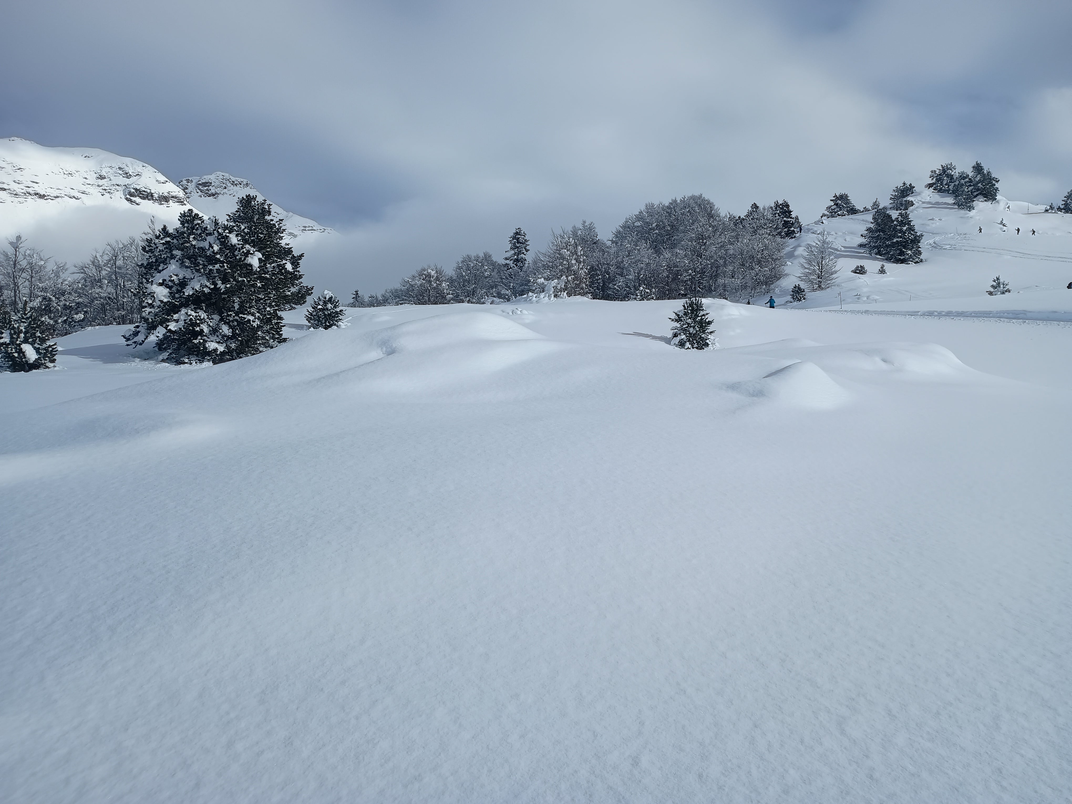 Sigue acumulándose nieve en el Pirineo