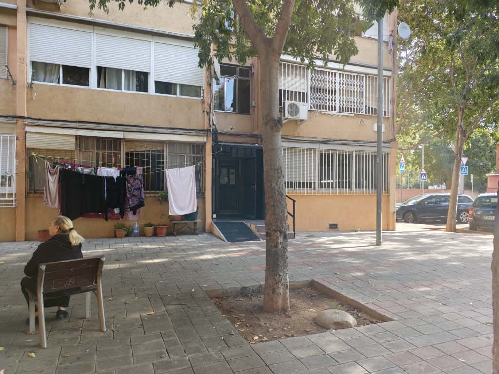 La Josefa davant del seu pis al barri de La Verneda / ORIOL SOLER