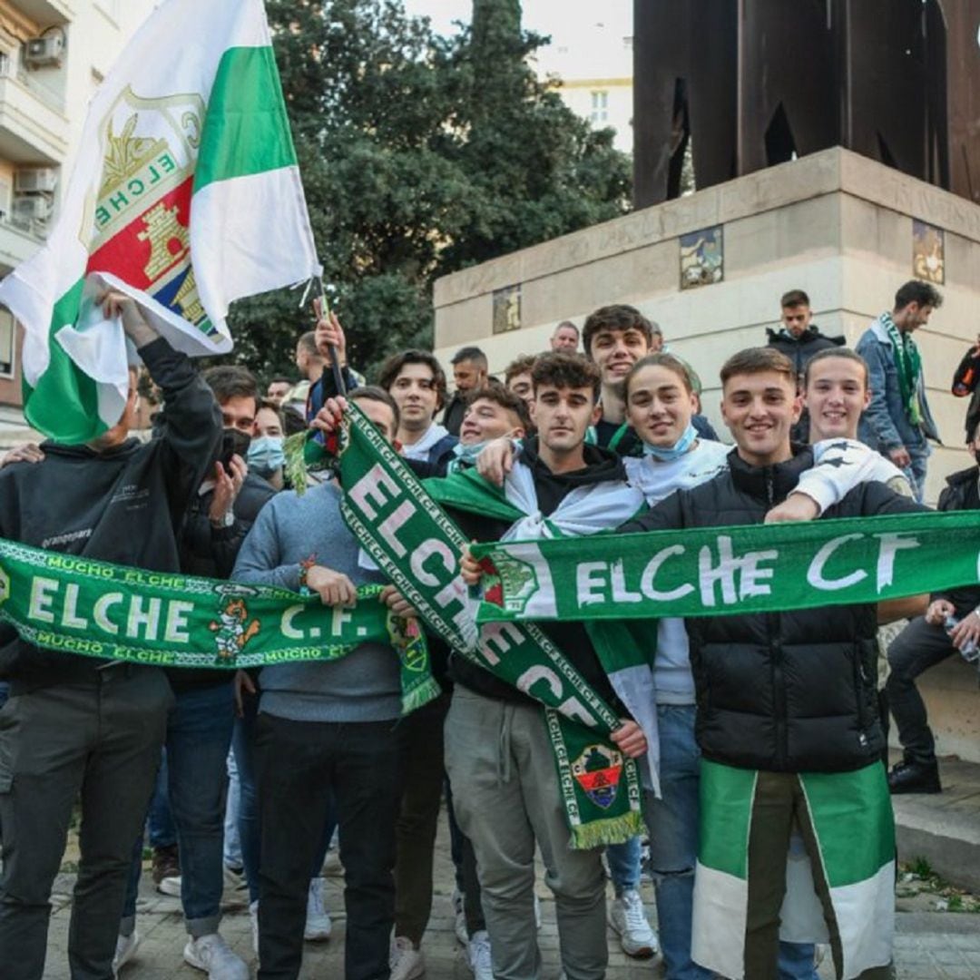 Aficionados del Elche con banderas y bufandas del Club