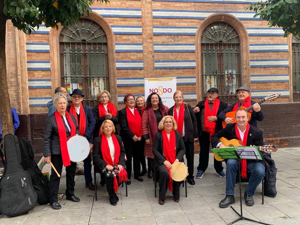 El Coro de la Asociación de mujeres entre dos ríos con Encarnación Aguilar, delegada del distrito Triana-Los Remedios