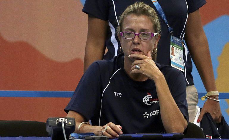 La exentrenadora del equipo español de natación sincronizada Anna Tarrés observa el entrenamiento del equipo francés, en el que trabaja como asesora técnica y diseñadora de coreografías