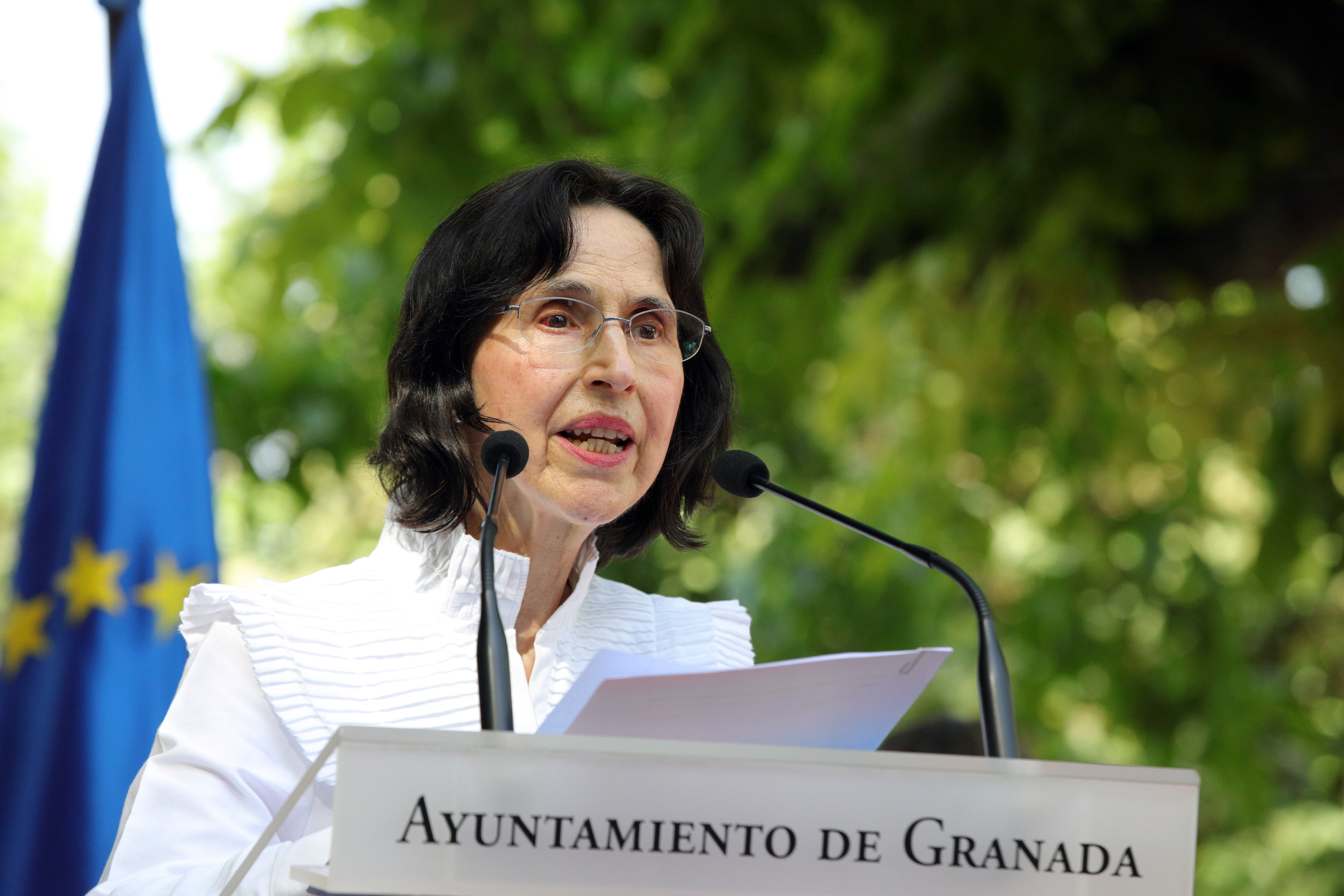 GRANADA, 20/06/2025.-La poeta mexicana Coral Bracho interviene tras recibir el Premio Internacional de Poesía Ciudad de Granada Federico García Lorca en su XXI edición en la Huerta de san Vicente en Granada. EFE/ Pepe Torres