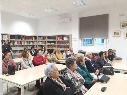 Mujeres asistentes a la lectura del Libro Viajero