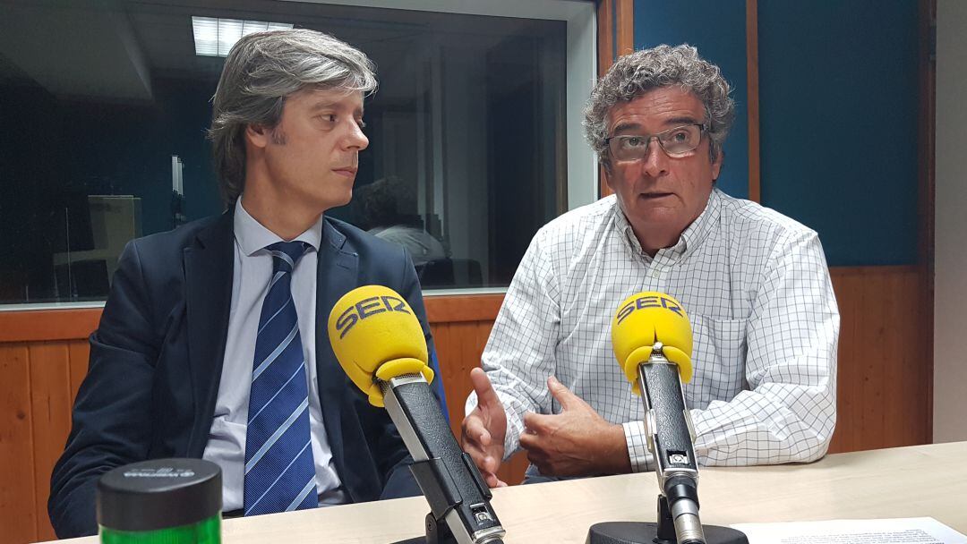 Carlos Pajares y Juan Guimerans en el estudio de Radio Santander 