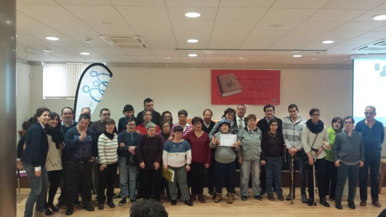 Los usuarios de Fundación Personas muestran sus diplomas en la foto de familia de todos los participantes. 