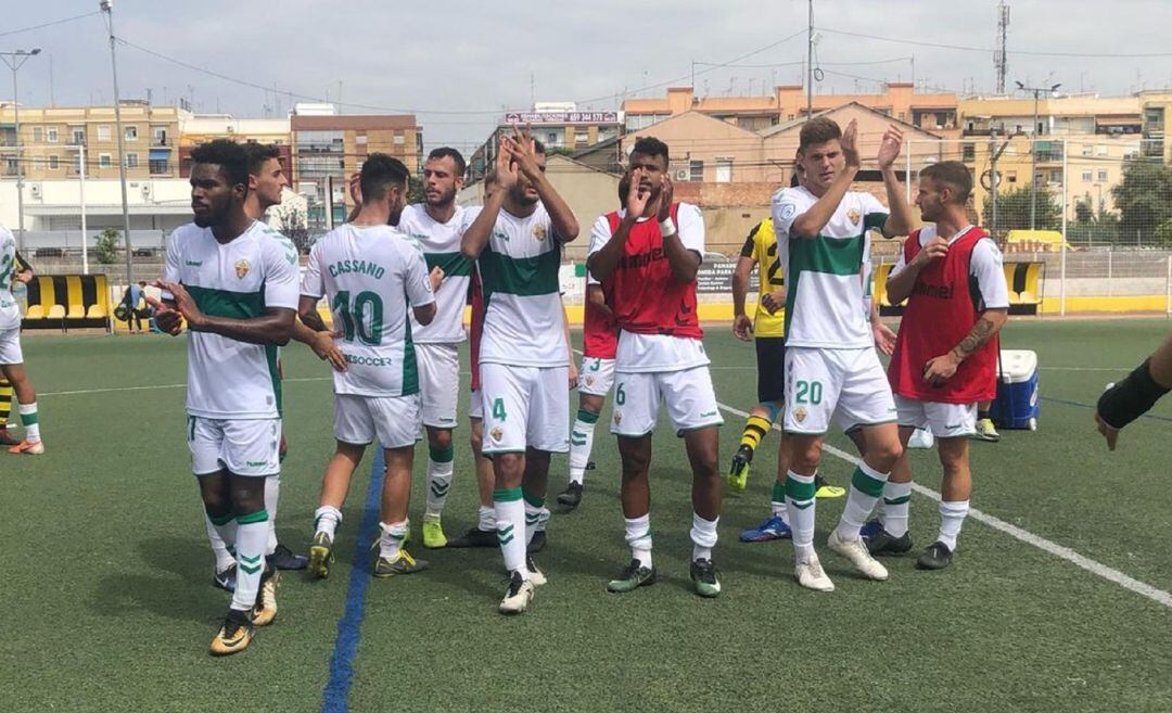 Los jugadores del Ilicitano celebran su victoria en Paterna