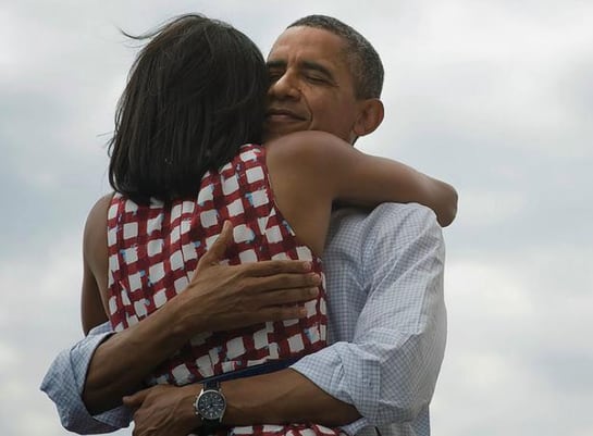 Michelle y Barack Obama se abrazan al conocer que el país ha vuelto a confiar en ellos otros cuatro años