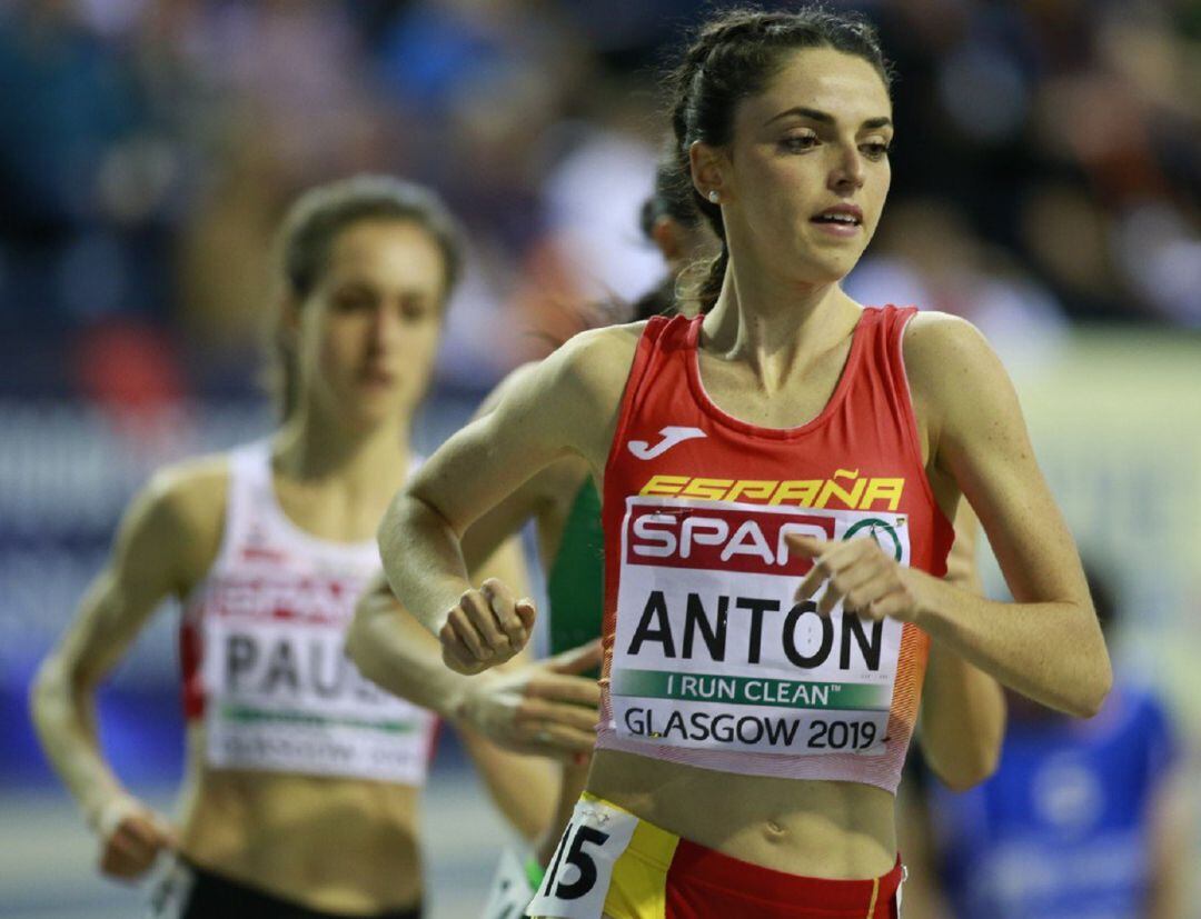 Celia Antón concentrada durante un instante de la prueba sobre el tartán de Glasgow.