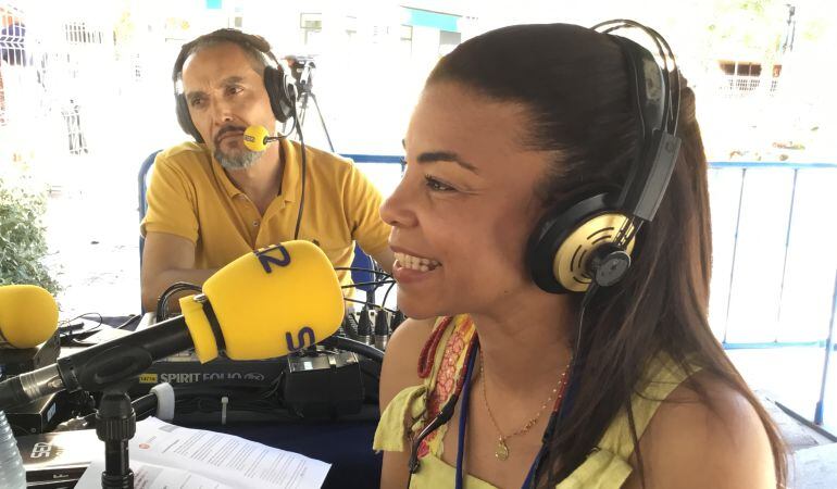 Yaissel Sánchez, en el set de Radio Alicante de Hogueras en la plaza Luceros.