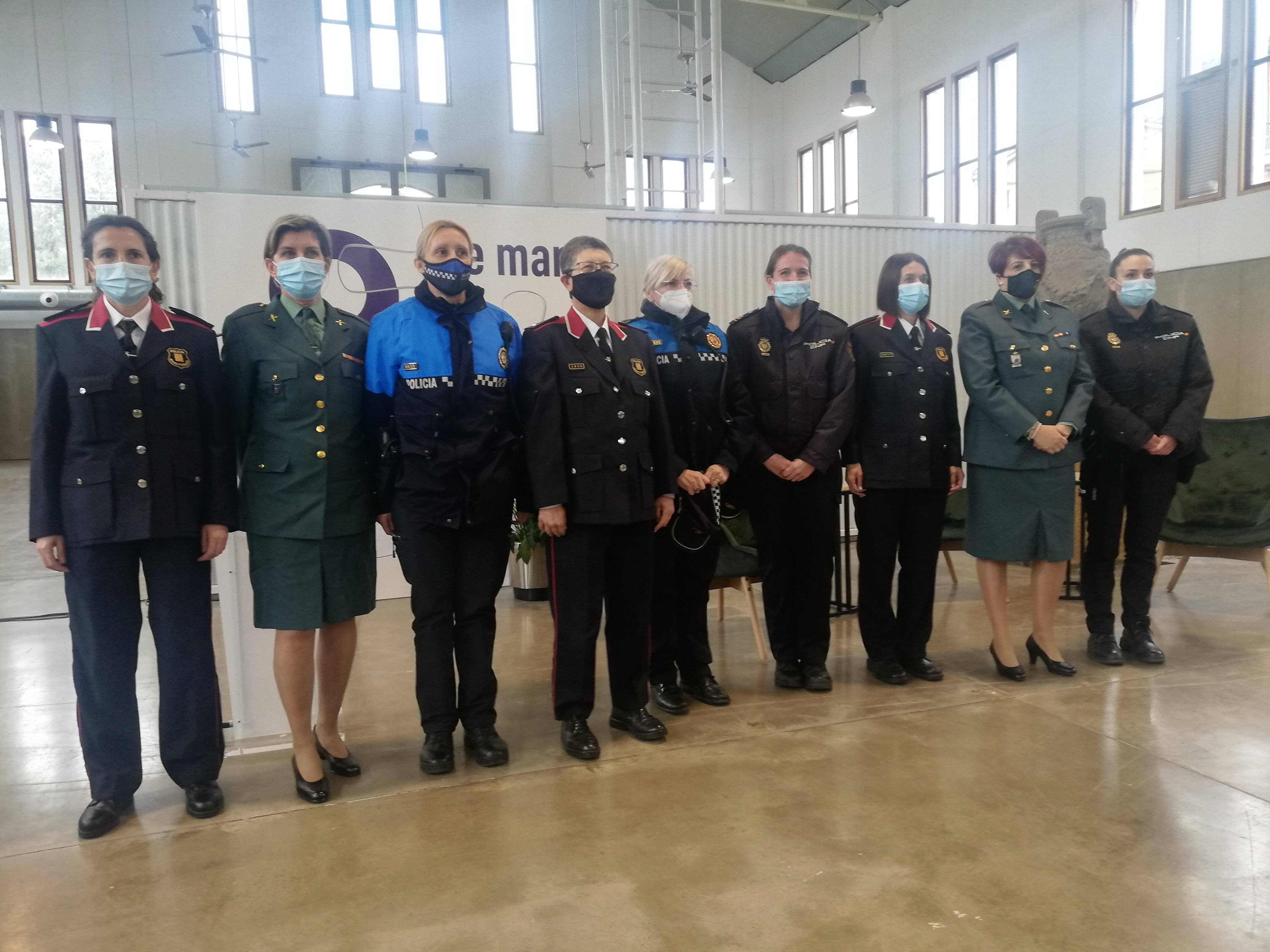 Fotos de grups de dones de diferents cossos de seguretat abans de l&#039;acte institucional del Dia de la Dona a Lleida.