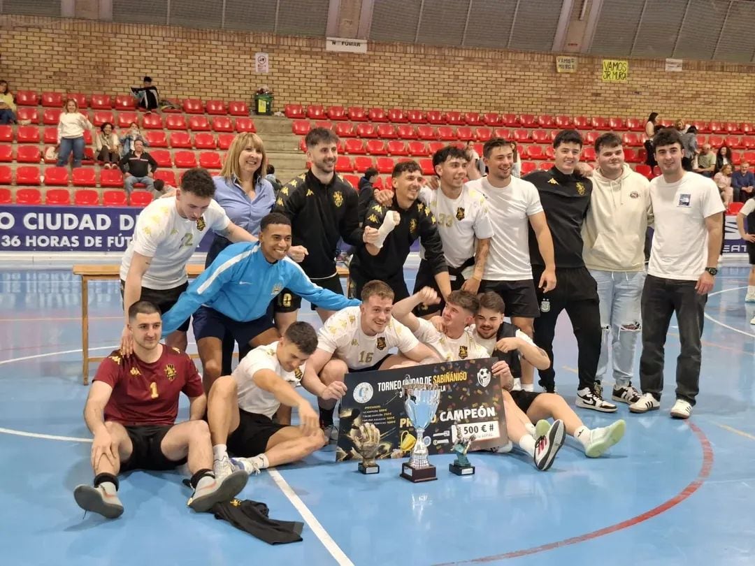 El equipo de La Lambreta celebra el triunfo en las 36 horas de Fútbol Sala de Sabiñánigo