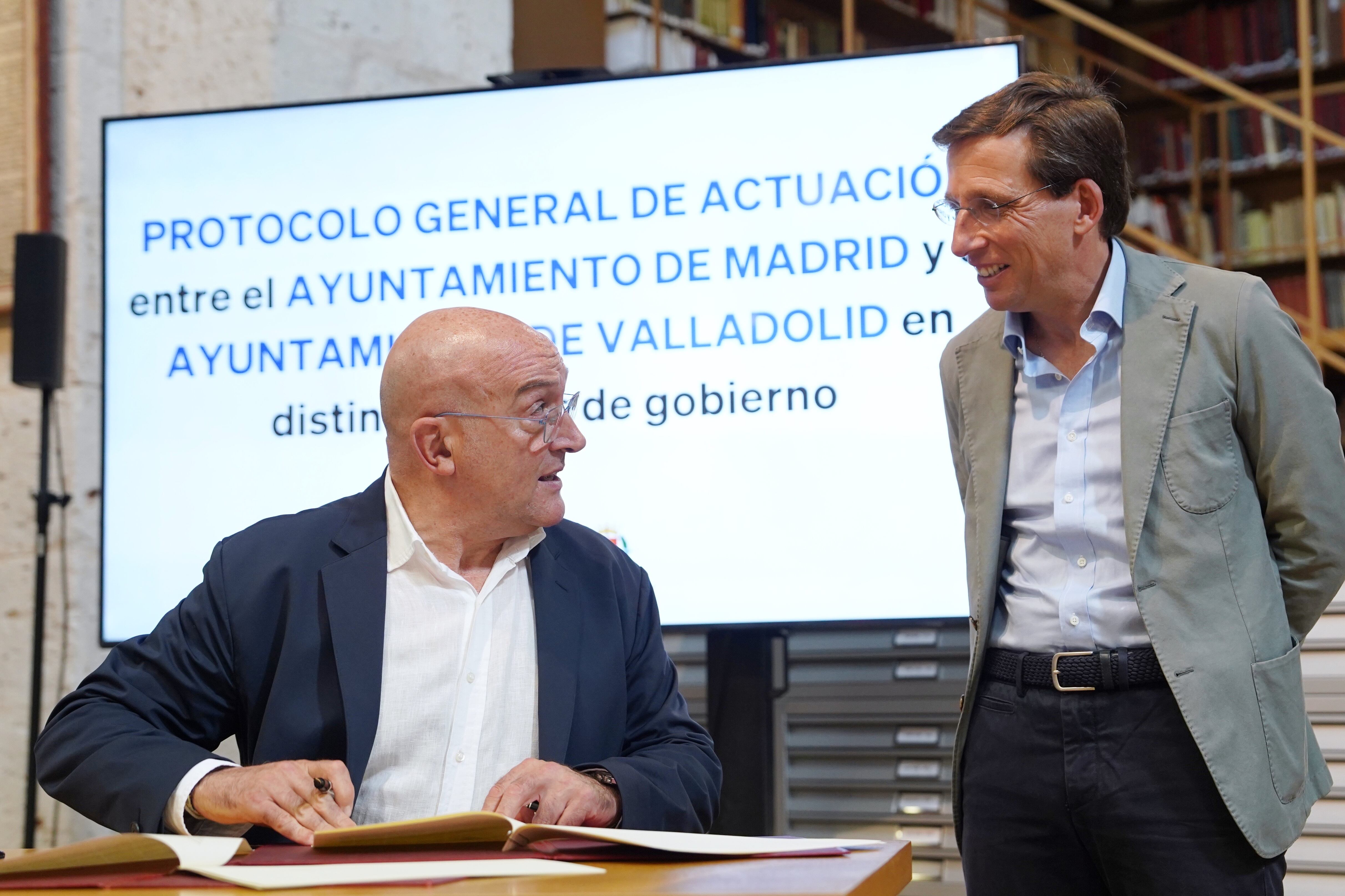 VALLADOLID, 19/07/2024.- Los alcaldes de Valladolid, Jesús Julio Carnero (i), y Madrid, José Luis Martínez-Almeida (d), respectivamente, firman un Protocolo General de Actuación entre ambas instituciones referentes a distintas áreas de gobierno. EFE/Nacho Gallego
