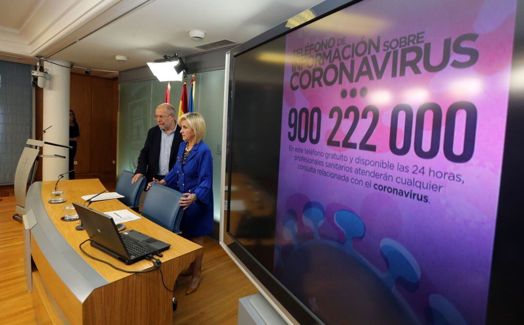 El vicepresidente y portavoz de la Junta, Francisco Igea, y la consejera de Sanidad, Verónica Casado, durante la rueda de prensa portarior al Consejo de Gobierno extraordinario celebrado para abordar la gestión del Coronavirus