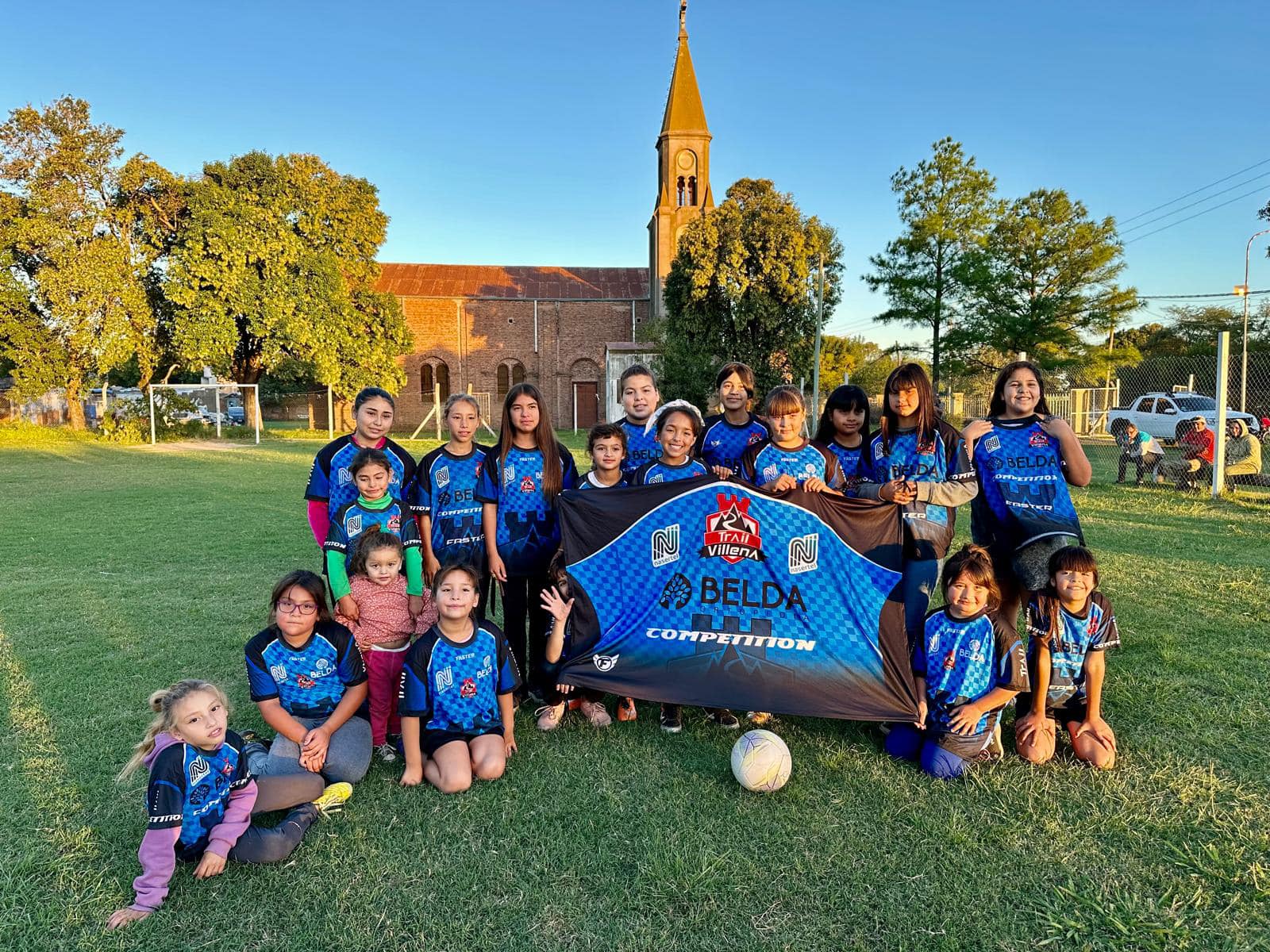 Rai con los equipos de futbol femenino de Pergamino (Argentina)