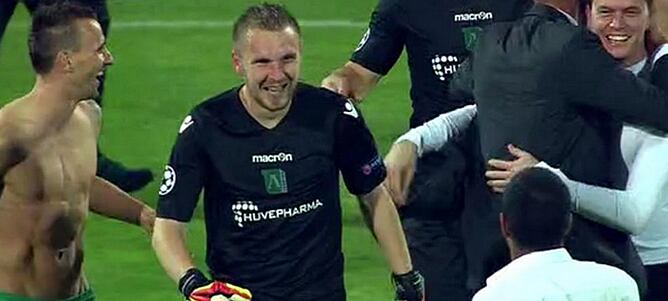 El central rumano del Ludogorets hizo historia clasificando a su equipo tras parar dos penaltis en la tanda