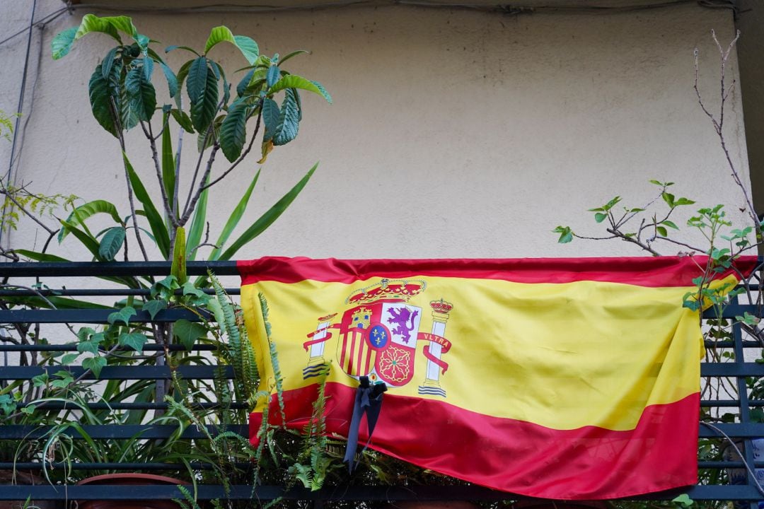 Banderas de España en algunos balcones de Madrid.