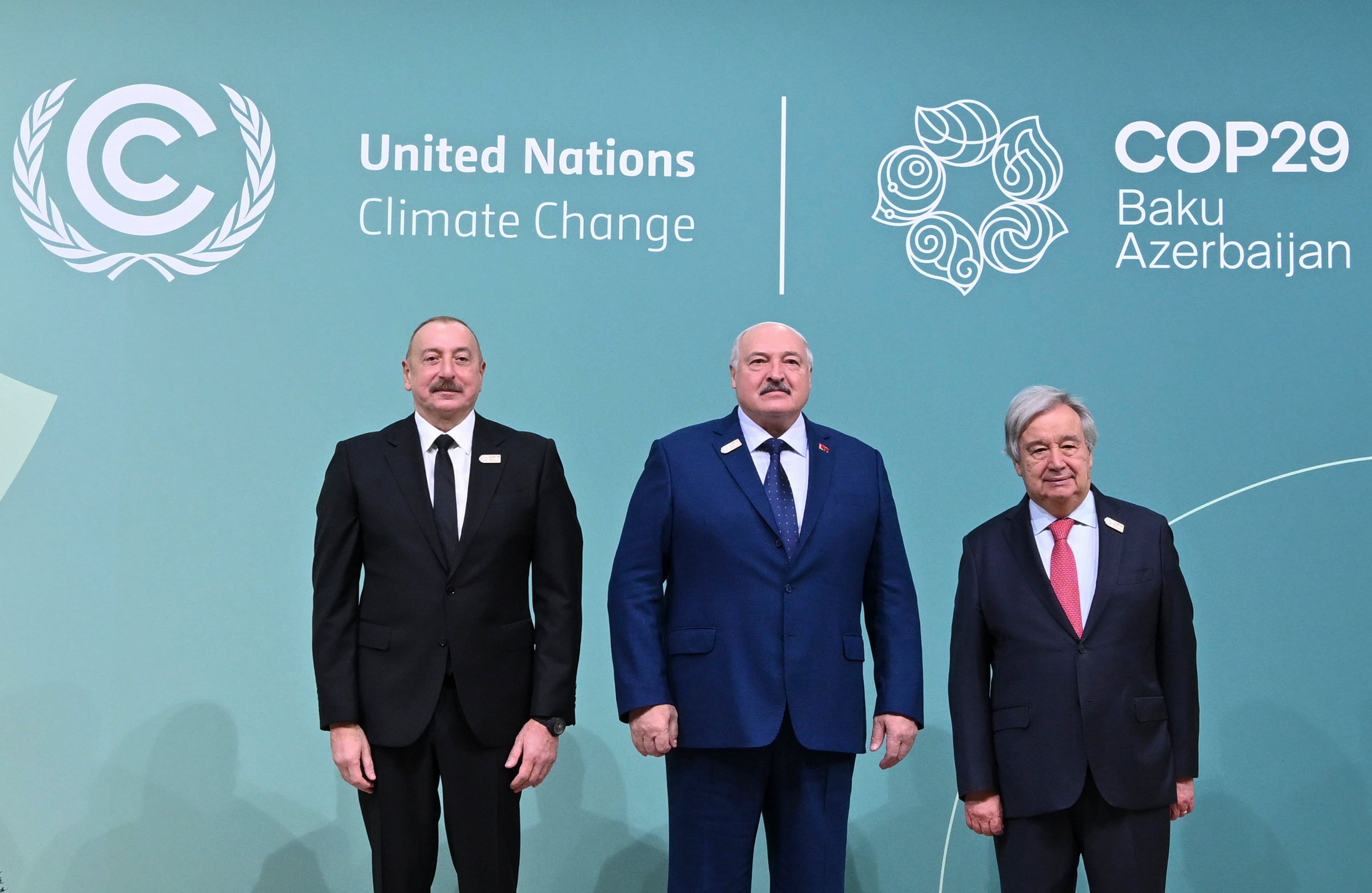 El secretario general de la ONU Antonio Guterres (derecha) y el presidente de Azerbayán, Ilham Aliyev (izquierda) posan junto al presidente bielorruso Alexander Lukashenko.