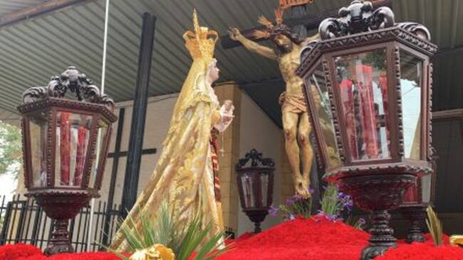 El paso de la Piedad, en su salida desde el barrio de Las Palmeras